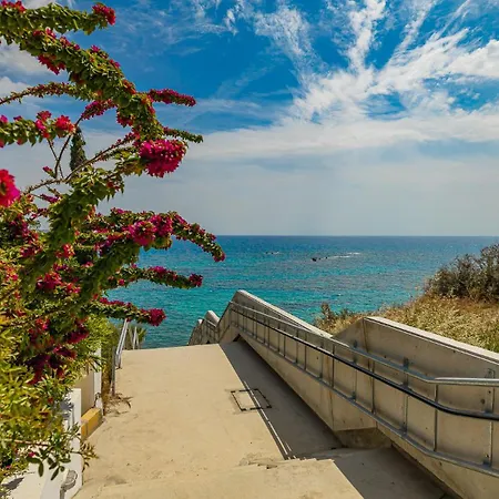 Coral Bay Star - Direct Sea Location